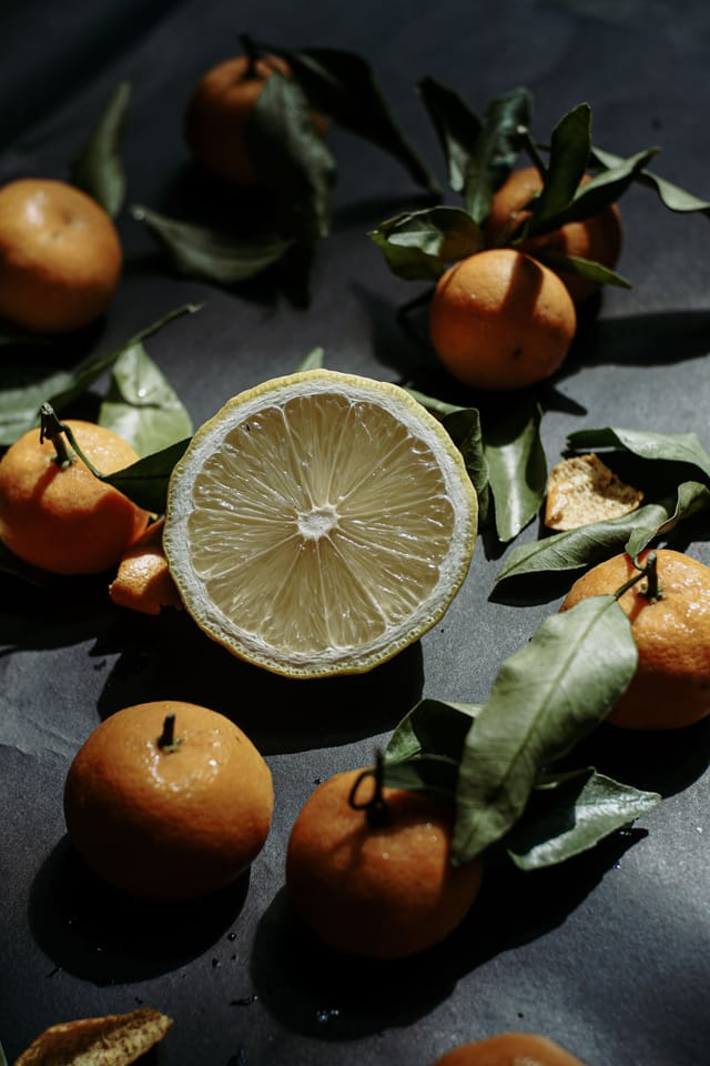Agrumes coupés dans une lumière contrastée — le parfum signature Furry Orange