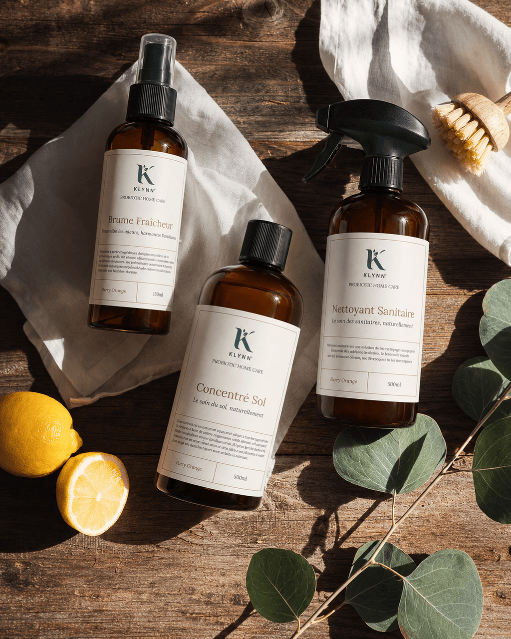La gamme Klynn posée sur un plan en bois, citrons et eucalyptus, lumière du matin